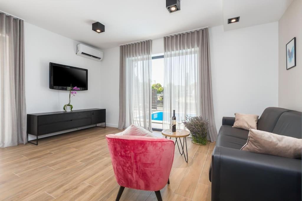 Marcante - Designer, Romantic Pool View Suite بوريتش المظهر الخارجي الصورة